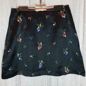⚘XOXO embroidered satin skirt🌿
